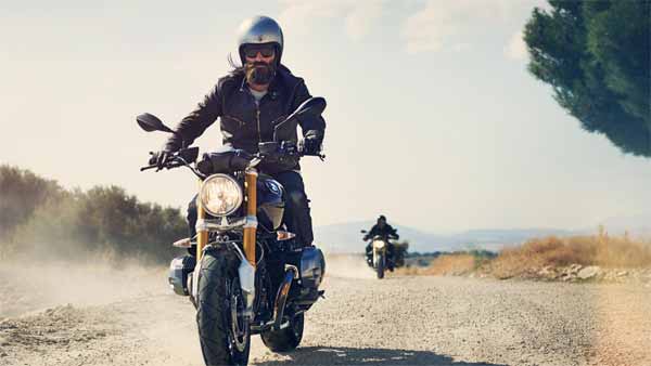 மிஷன் இன்பாஷிபில் படத்தில் ஹெல்மெட் இல்லாம் பைக் ஓட்டிய டாம் க்ரூஸ்