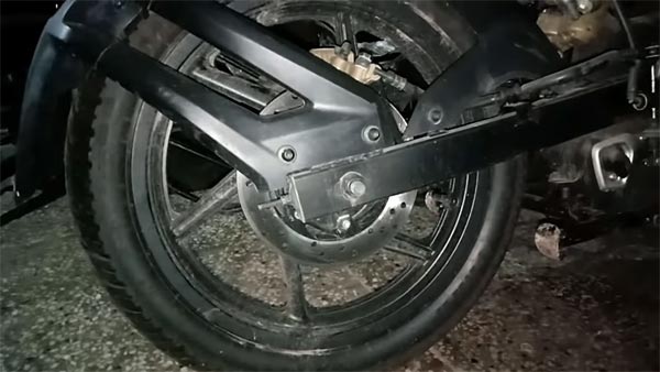 புதிய பல்சர் என்எஸ் 160 டிவின் டிஸ்க் பைக்குகளை டீலர்களுக்கு அனுப்பும் பணியை தொடங்கியது பஜாஜ்..