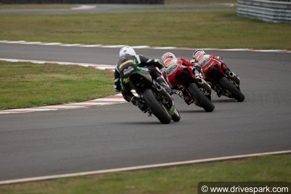 சென்னையில் நடந்த பைக்ரேஸ் போட்டி; இந்தியர்கள் முன்னேற்றம்