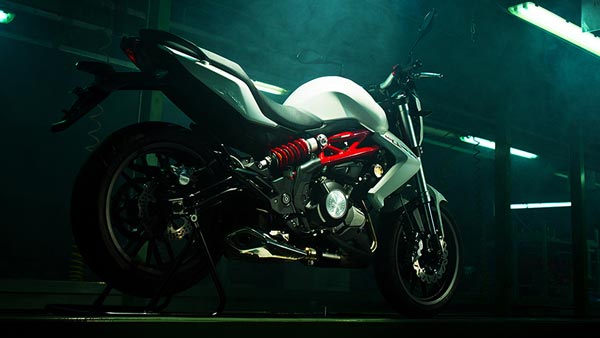 சாதாரண பைக்கில் போனால் அபராதம்.. சூப்பர் பைக்கிற்கு ராஜ மரியாதை.. போலீசாரின் வீடியோ லீக்..