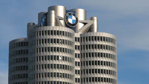 பிஎம்டபிள்யூ அலுவலகத்தில் திடீர் ரெய்டு.. முக்கிய ஆவணங்கள் பறிமுதல்.. போலீசார் அதிரடி..