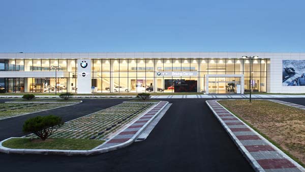 பிஎம்டபிள்யூ அலுவலகத்தில் திடீர் ரெய்டு.. முக்கிய ஆவணங்கள் பறிமுதல்.. போலீசார் அதிரடி..