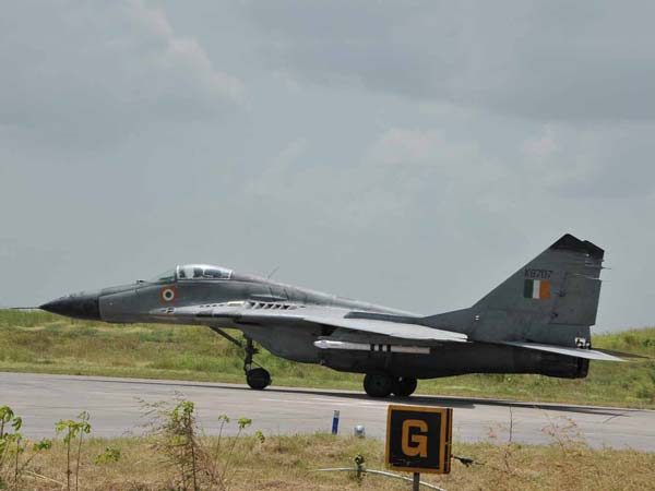 லம்போர்கினி சூப்பர் காரை வீழ்த்திய இந்திய விமானப்படையின் மிக் 29 ஃபைட்டர் ஜெட்...