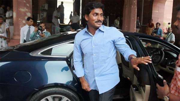 அரசியல்ல இதெல்லாம் சாதாரணமப்பா.. பல கோடி மதிப்புடைய கார்களில் கெத்தாக வலம் வரும் அரசியல்வாதிகள்