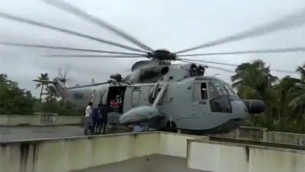 மொட்டைமாடியில் ஹெலிகாப்டரை இறக்கிய ரகசியத்தை சொன்ன கடற்படை விமானி!!