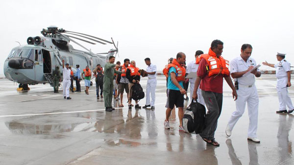 மொட்டைமாடியில் ஹெலிகாப்டரை இறக்கிய ரகசியத்தை சொன்ன கடற்படை விமானி!!