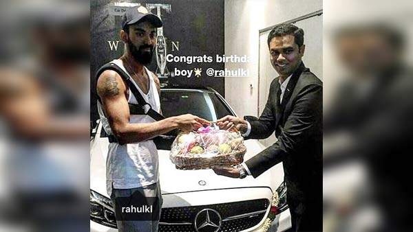 இந்திய வீரர்களின் கார் ரகசியங்கள்.. அடிக்கடி ஆடி காரில் வலம் வரும் ஜடேஜா.. மாமனார் மீது பயமா? பாசமா? இந்திய வீரர்களின் கார் ரகசியங்கள்.. அடிக்கடி ஆடி காரில் வலம் வரும் ஜடேஜா.. மாமனார் மீது பயமா? பாசமா?