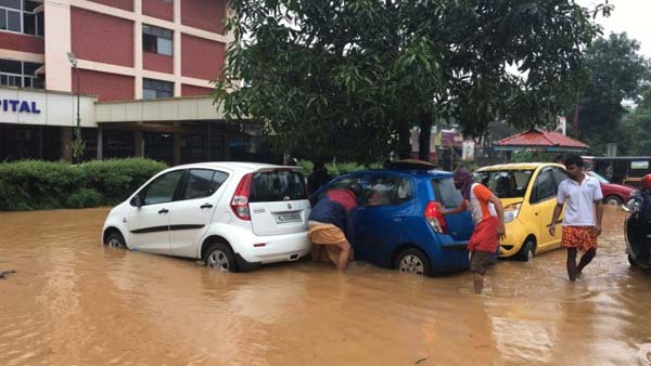 மழை வெள்ளத்தில் முடங்கிய சொகுசு கார்கள்... ஓடியாடி உயிரை காத்த ஜீப்புகள்!!