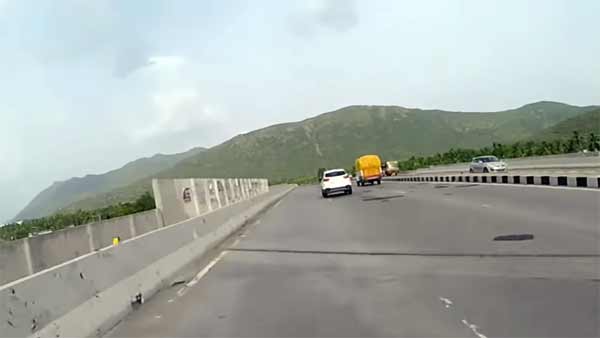 ப்ளீஸ் இதை நீங்க முயற்சி பண்ணாதீங்க... 180 கி.மீ வேகத்தில் பறந்த கார் மற்றும் பைக்- வீடியோ