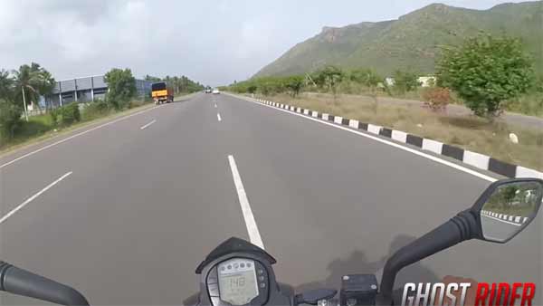 ப்ளீஸ் இதை நீங்க முயற்சி பண்ணாதீங்க... 180 கி.மீ வேகத்தில் பறந்த கார் மற்றும் பைக்- வீடியோ