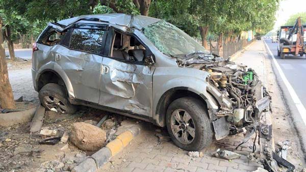 மஹிந்திரா எஸ்யூவி500 கார் விபத்தில் சிக்கிய போது ஏர்பேக் வெளியாகாததால் நடந்த சோகம்