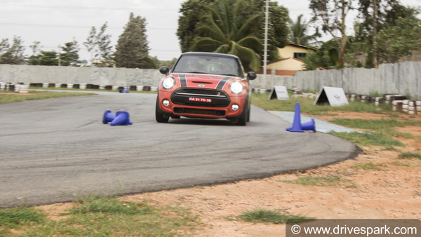 பெங்களூர் கோ- கார்ட் ரேஸ் டிராக்கில் சீறிப்பாய்ந்த மினி கார்கள்!!