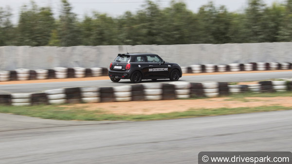 பெங்களூர் கோ- கார்ட் ரேஸ் டிராக்கில் சீறிப்பாய்ந்த மினி கார்கள்!!