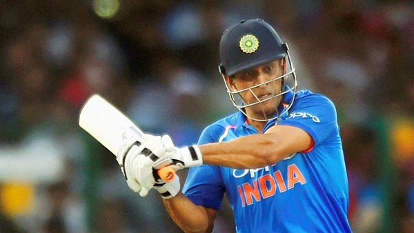 ராயல் என்பீல்டு பைக்கில் ஹாயாக வலம் வந்த தல டோனி.. சமூக வலை தளங்களில் வைரலாகும் வீடியோ