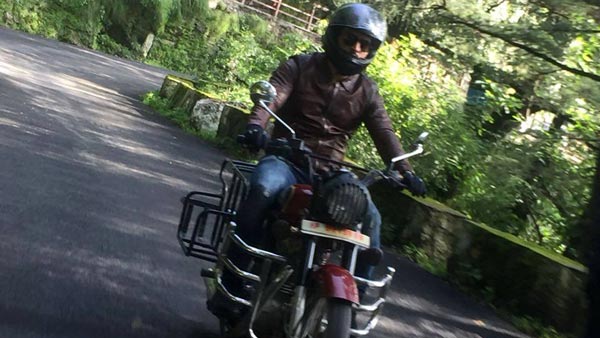 ராயல் என்பீல்டு பைக்கில் ஹாயாக வலம் வந்த தல டோனி.. சமூக வலை தளங்களில் வைரலாகும் வீடியோ