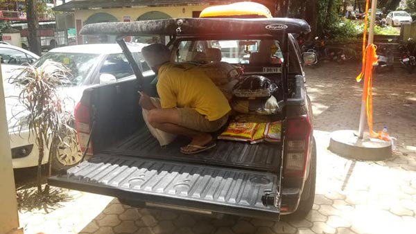 மழை வெள்ளத்தில் முடங்கிய சொகுசு கார்கள்... ஓடியாடி உயிரை காத்த ஜீப்புகள்!!