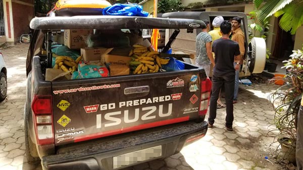 மழை வெள்ளத்தில் முடங்கிய சொகுசு கார்கள்... ஓடியாடி உயிரை காத்த ஜீப்புகள்!!