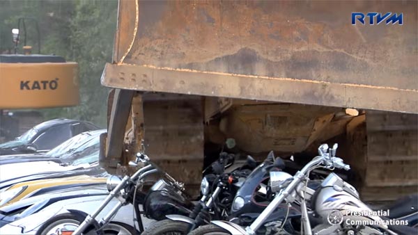 ரூ.47 கோடி மதிப்பிலான சூப்பர் கார், பைக் புல்டோசர் ஏற்றி அழிப்பு.. துடிதுடித்து போன அதிபர் உருக்கம்..