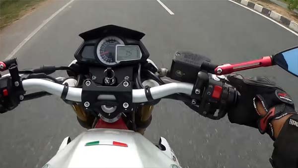 சாதாரண பைக்கில் போனால் அபராதம்.. சூப்பர் பைக்கிற்கு ராஜ மரியாதை.. போலீசாரின் வீடியோ லீக்..