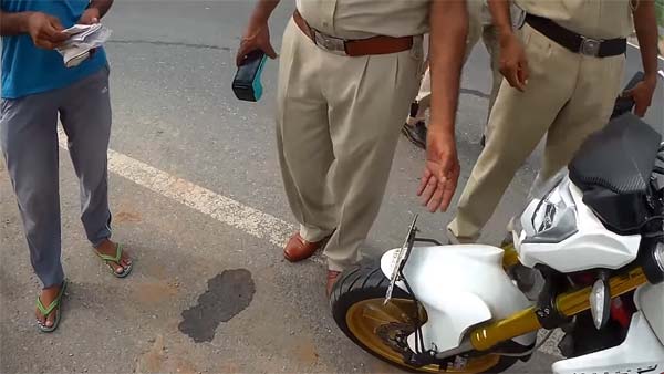 சாதாரண பைக்கில் போனால் அபராதம்.. சூப்பர் பைக்கிற்கு ராஜ மரியாதை.. போலீசாரின் வீடியோ லீக்..