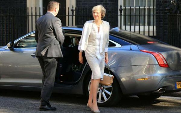 பிரபலங்கள் காரின் பின்சீட்டில் அமர்வதற்கு என்ன காரணம்? படித்தால் வியந்து போவீர்கள்