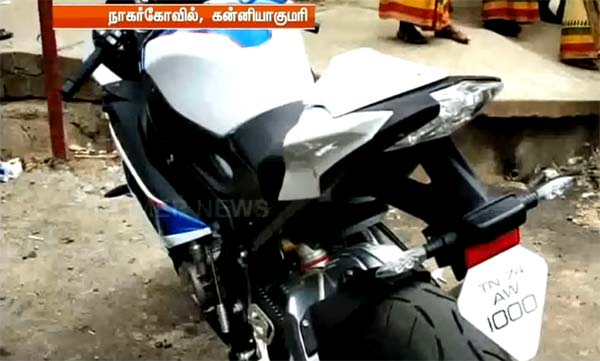 செல்போனில் பேசி கொண்டு பைக் ஓட்டியவரை பிடித்த போலீஸை அடிக்க முயன்ற இளைஞர்- வைரலாகும் வீடியோ