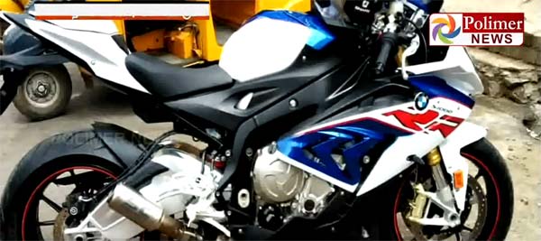 செல்போனில் பேசி கொண்டு பைக் ஓட்டியவரை பிடித்த போலீஸை அடிக்க முயன்ற இளைஞர்- வைரலாகும் வீடியோ