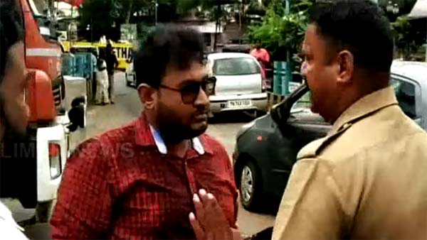 செல்போனில் பேசி கொண்டு பைக் ஓட்டியவரை பிடித்த போலீஸை அடிக்க முயன்ற இளைஞர்- வைரலாகும் வீடியோ