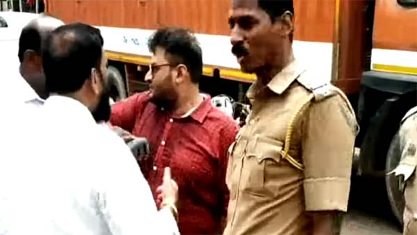 செல்போனில் பேசி கொண்டு பைக் ஓட்டியவரை பிடித்த போலீஸை அடிக்க முயன்ற இளைஞர்- வைரலாகும் வீடியோ