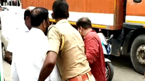 செல்போனில் பேசி கொண்டு பைக் ஓட்டியவரை பிடித்த போலீஸை அடிக்க முயன்ற இளைஞர்- வைரலாகும் வீடியோ