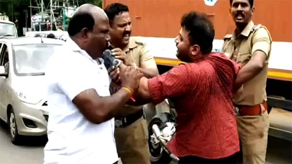 செல்போனில் பேசி கொண்டு பைக் ஓட்டியவரை பிடித்த போலீஸை அடிக்க முயன்ற இளைஞர்- வைரலாகும் வீடியோ