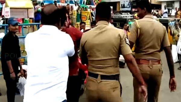 செல்போனில் பேசி கொண்டு பைக் ஓட்டியவரை பிடித்த போலீஸை அடிக்க முயன்ற இளைஞர்- வைரலாகும் வீடியோ