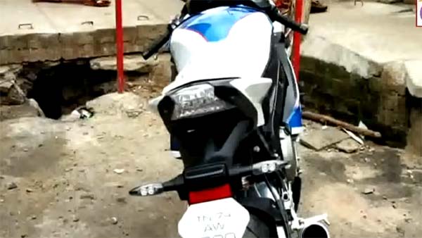 செல்போனில் பேசி கொண்டு பைக் ஓட்டியவரை பிடித்த போலீஸை அடிக்க முயன்ற இளைஞர்- வைரலாகும் வீடியோ