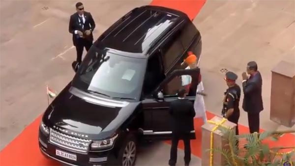 காரில் ஏறிய உடன் பிரதமர் மோடி செய்த காரியத்தை பார்த்தீர்களா?