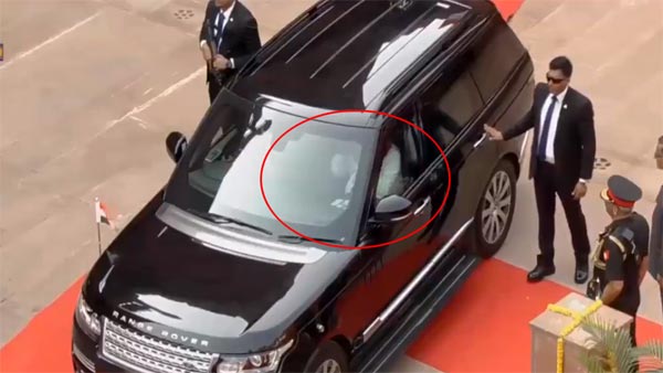 காரில் ஏறிய உடன் பிரதமர் மோடி செய்த காரியத்தை பார்த்தீர்களா?