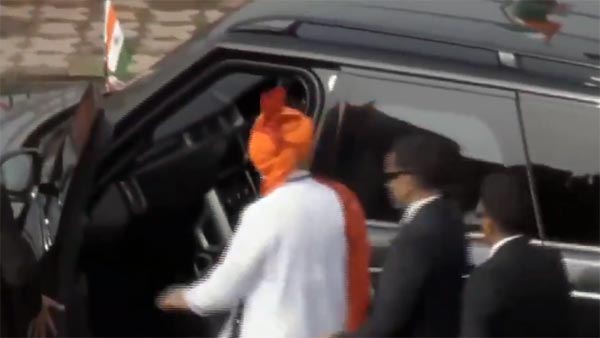 காரில் ஏறிய உடன் பிரதமர் மோடி செய்த காரியத்தை பார்த்தீர்களா?