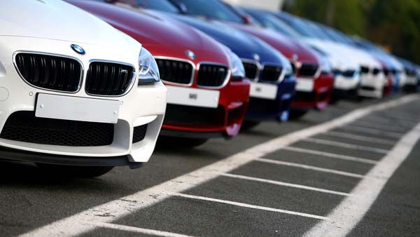 பெட்ரோல் விலை உயர்வால் விற்பனையின்றி தேக்கமடையும் கார்கள்...