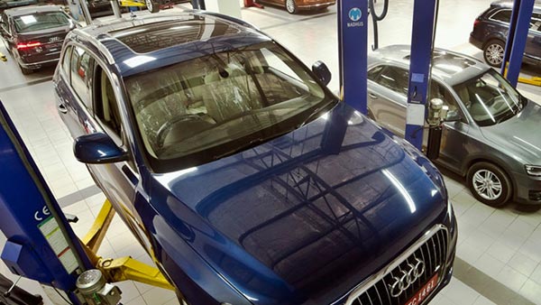 வங்கிகளில் 270 கோடி மோசடி.. இந்தியாவை விட்டு தப்ப முயன்ற ஆடி, போர்ஷே டீலர்கள் சினிமா பாணியில் கைது..