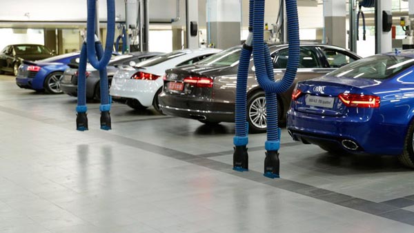 வங்கிகளில் 270 கோடி மோசடி.. இந்தியாவை விட்டு தப்ப முயன்ற ஆடி, போர்ஷே டீலர்கள் சினிமா பாணியில் கைது..