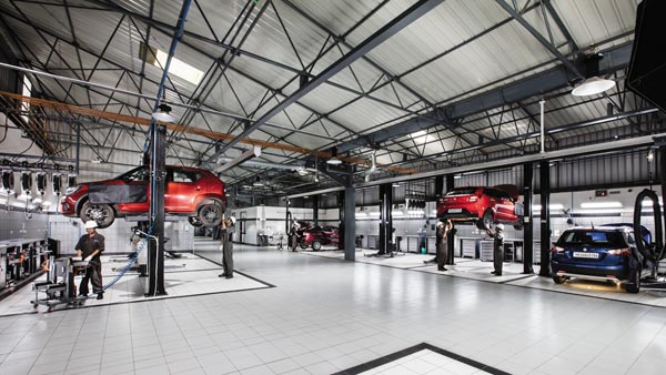 கொள்ளையடிக்கும் டீலர்கள்.. சாதாரண மெக்கானிக்கை நம்பி ரூ.4.45 கோடி மதிப்பிலான காரை விட்ட உரிமையாளர்