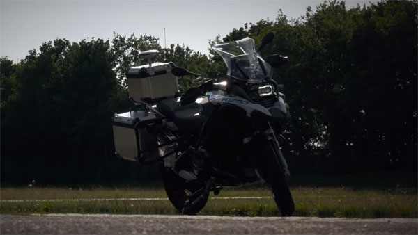 ஆட்டோமெட்டிக் ரைடிங் பைக்கை தயாரித்தது பிஎம்டபிள்யூ… டெஸ்லாவிற்கு டஃப் போட்டி…..