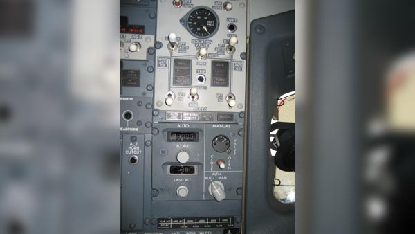 மும்பை விமானம் கேபின் பிரஷர் குறைவு காரணம்