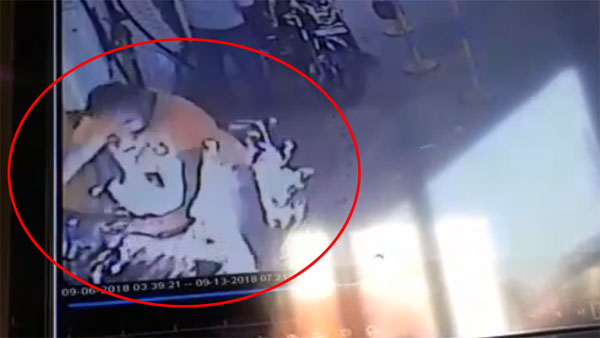 நெல்லை பெட்ரோல் பங்க்கில் தீப்பற்றி எரிந்த வாலிபர்.. பைக்கில் தீ பிடித்ததால் விபரீதம்.. பகீர் வீடியோ