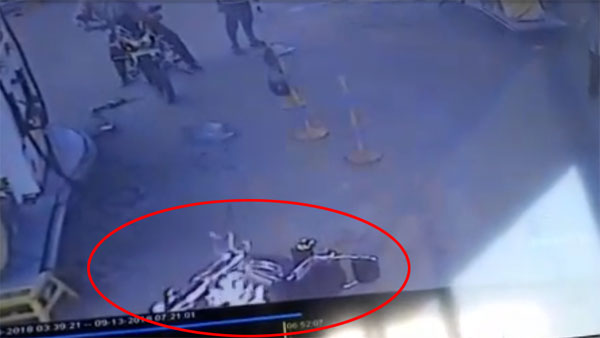 நெல்லை பெட்ரோல் பங்க்கில் தீப்பற்றி எரிந்த வாலிபர்.. பைக்கில் தீ பிடித்ததால் விபரீதம்.. பகீர் வீடியோ