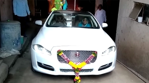 ரூ.1.34 கோடிக்கு ஜாகுவார் கார் வாங்கிய விவசாயி! தங்கத்தால் உருவாக்கப்பட்ட இனிப்பு வழங்கி கொண்டாட்டம்