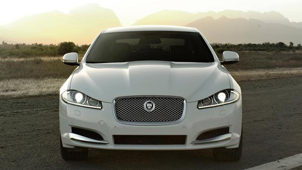 பிரபல நடிகையின் ஜாகுவார் கார் செகண்ட் ஹேண்ட் மார்க்கெட் வந்தது.. பார்ச்சூனரை விட விலை குறைவுதான்