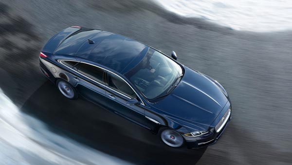 ரூ.1.34 கோடிக்கு ஜாகுவார் கார் வாங்கிய விவசாயி! தங்கத்தால் உருவாக்கப்பட்ட இனிப்பு வழங்கி கொண்டாட்டம்