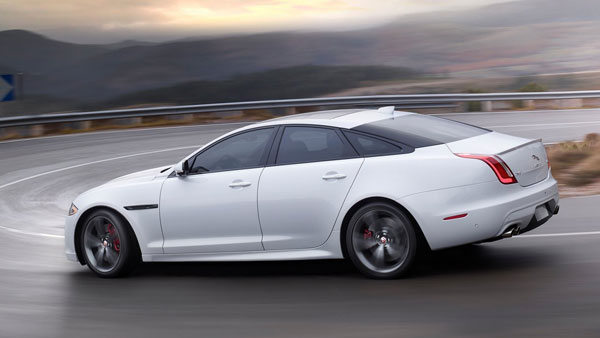 ரூ.1.34 கோடிக்கு ஜாகுவார் கார் வாங்கிய விவசாயி! தங்கத்தால் உருவாக்கப்பட்ட இனிப்பு வழங்கி கொண்டாட்டம்