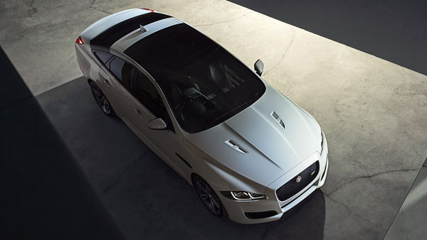 ரூ.1.34 கோடிக்கு ஜாகுவார் கார் வாங்கிய விவசாயி! தங்கத்தால் உருவாக்கப்பட்ட இனிப்பு வழங்கி கொண்டாட்டம்