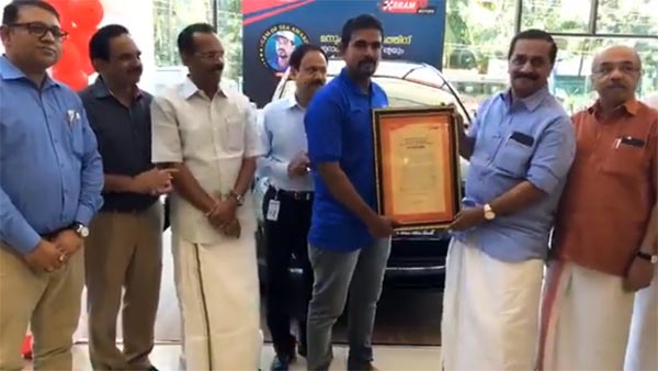 கேரள வெள்ளத்தில் உயிர்களை காப்பாற்றிய மீனவருக்கு புதிய மஹிந்திரா மராஸ்ஸோ கார் பரிசு…